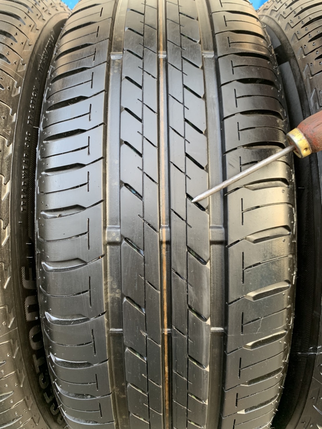 ยาง 205-55-16 Bridgestone ปี 19 ดอกยางเต็มๆ ใช้งานได้ยาวๆ