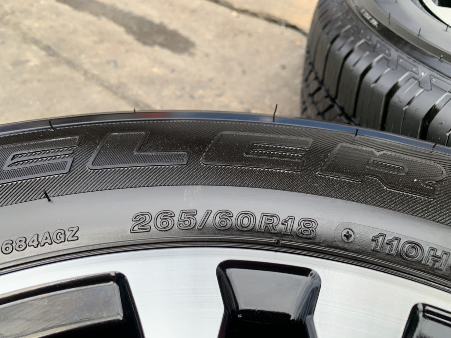 ล้อแม็กป้ายแดง Toyota Revo รุ่นใหม่ล่าสุด ขอบ 18 ดำหน้าเงา พร้อมยางป้ายแดง 265-60-18 Bridgestone ปี 21 สวยกริ๊บ ล้อแม็กป้ายแดง Toyota Revo รุ่นใหม่ล่าสุด ขอบ 18 ดำหน้าเงา พร้อมยางป้ายแดง 265-60-18 Bridgestone ปี 21 สวยกริ๊บ