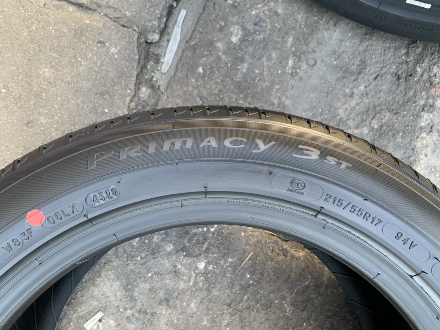 ยางใหม่ 215-55-17 Michelin ปลายปี 20 ใหม่ๆ กริ๊บๆ ยางใหม่ 215-55-17 Michelin ปลายปี 20 ใหม่ๆ กริ๊บๆ