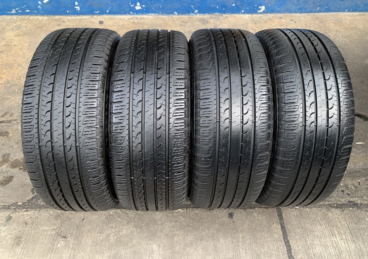 ล้อแม็ก Ford Everest ขอบ 20 เทาหน้าเงา พร้อมยาง 265-50-20 GoodYear สภาพสวย