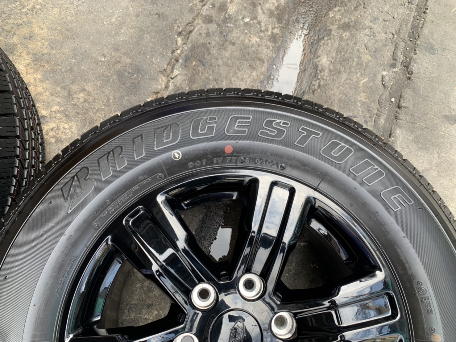 ล้อแม็กป้ายแดง Ford Ranger XLT รุ่นใหม่ ขอบ 17 สีดำแท้ พร้อมยางใหม่ป้ายแดง 265-65-17 Bridgestone ปี 