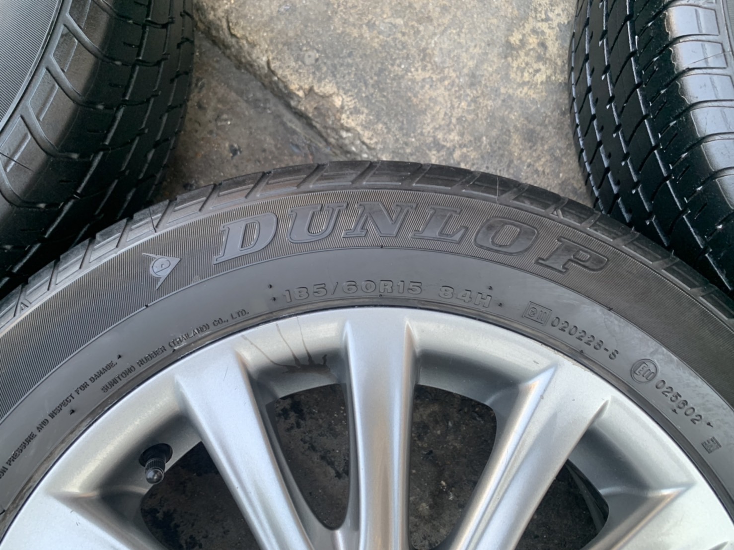 ล้อแม็ก Toyota Vios รุ่น 12 ก้าน ขอบ 15 สีรมดำ พร้อมยาง 185-60-15 Dunlop ปลายปี 18 ล้อแม็ก Toyota Vios รุ่น 12 ก้าน ขอบ 15 สีรมดำ พร้อมยาง 185-60-15 Dunlop ปลายปี 18