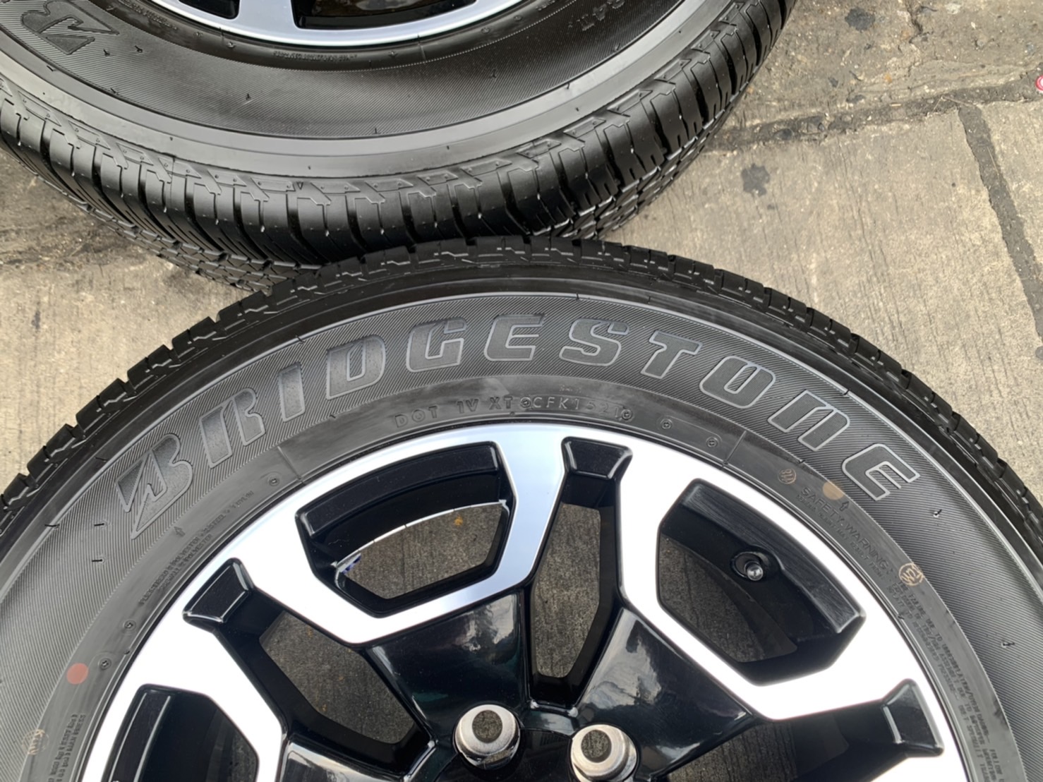 ล้อแม็ก Toyota Revo รุ่นใหม่ล่าสุด ขอบ 18 ดำหน้าเงา พร้อมยาง 265-60-18 Bridgestone ปี 21 ล้อแม็ก Toyota Revo รุ่นใหม่ล่าสุด ขอบ 18 ดำหน้าเงา พร้อมยาง 265-60-18 Bridgestone ปี 21