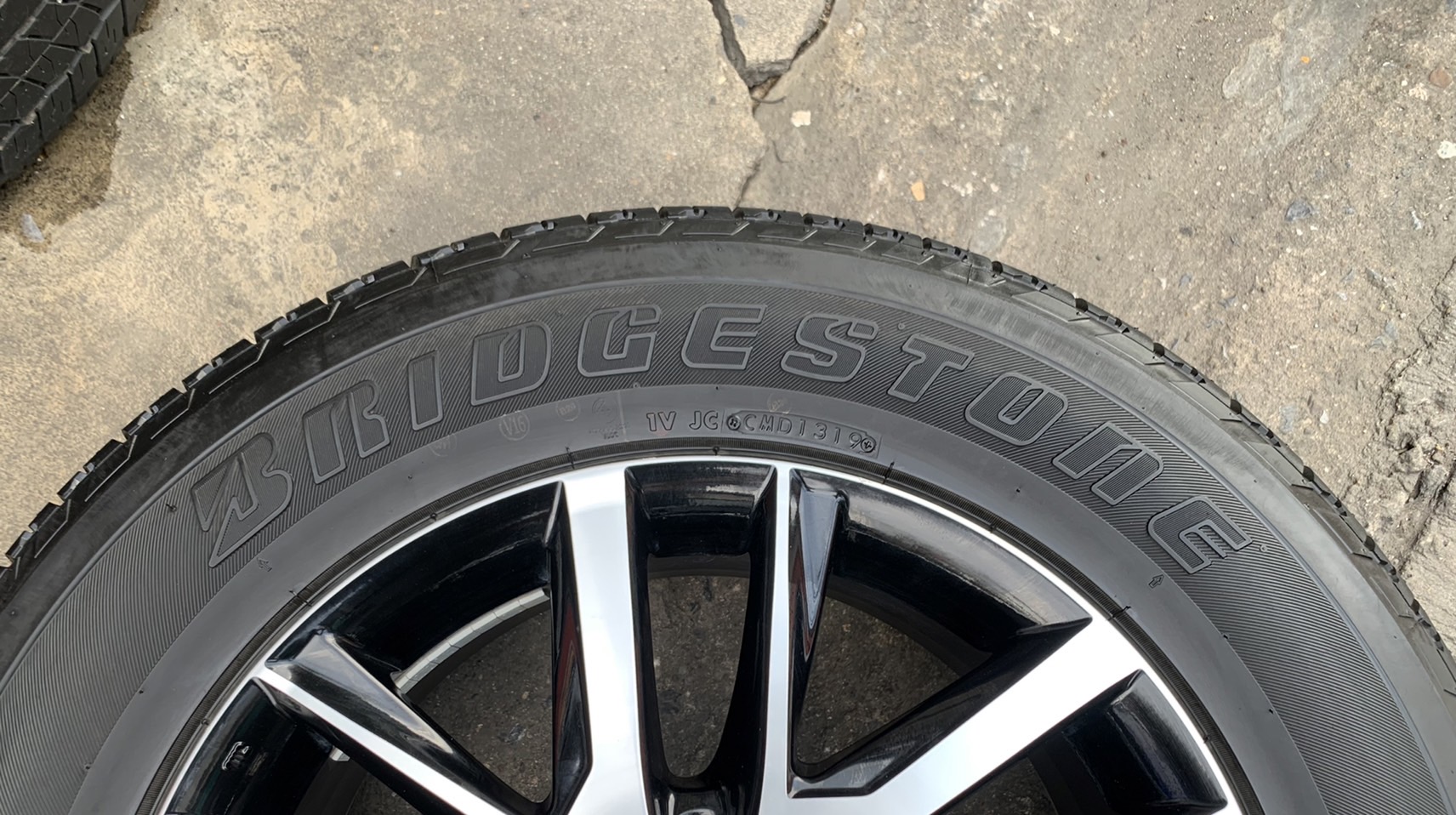 ล้อแม็ก ISUZU D-Max Hi-lander STEALTH รุ่นพิเศษ ขอบ 18 พร้อมยาง 255-60-18 Bridgestone ปี 19 ล้อแม็ก ISUZU D-Max Hi-lander STEALTH รุ่นพิเศษ ขอบ 18 พร้อมยาง 255-60-18 Bridgestone ปี 19