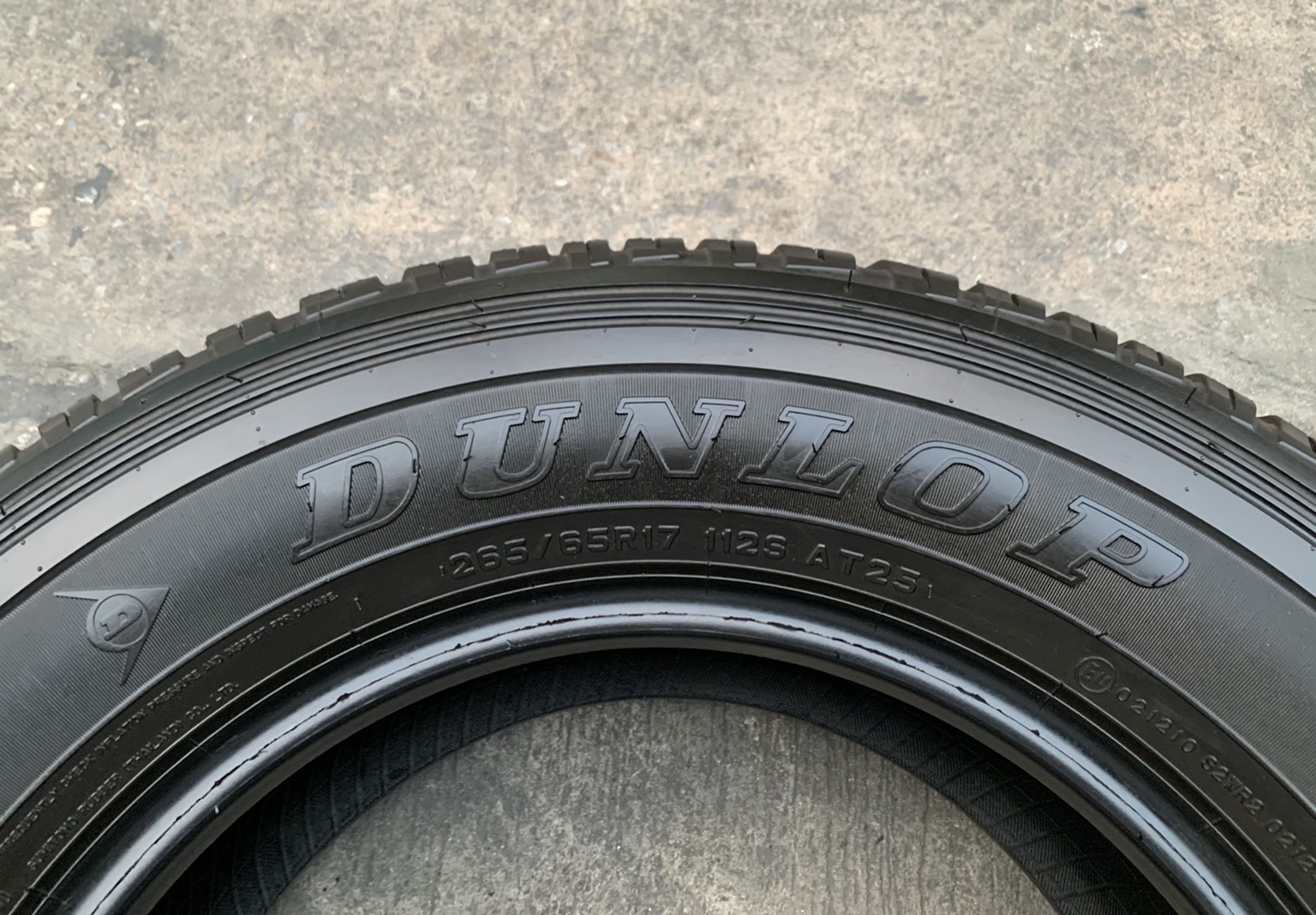 ยาง 265-65-17 Dunlop ปี 15 สภาพสวย ดอกยางเต็มๆทุกเส้น ยาง 265-65-17 Dunlop ปี 15 สภาพสวย ดอกยางเต็มๆทุกเส้น