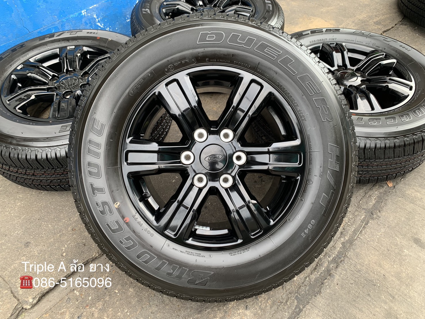 ล้อแม็กป้ายแดง Ford Ranger XLT ขอบ 17 สีดำแท้ พร้อมยางใหม่ป้ายแดง 265-65-17 Bridgestone ปี 21 ใหม่ๆ สวยกริ๊บๆ