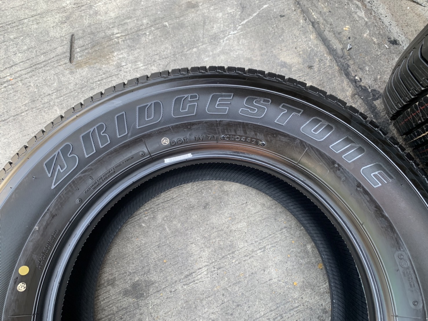 ยางใหม่ป้ายแดง 265-65-17 Bridgestone ปลายปี 21 ใหม่ยกห้าง ถอดจากโชว์รูม ยางใหม่ป้ายแดง 265-65-17 Bridgestone ปลายปี 21 ใหม่ยกห้าง ถอดจากโชว์รูม