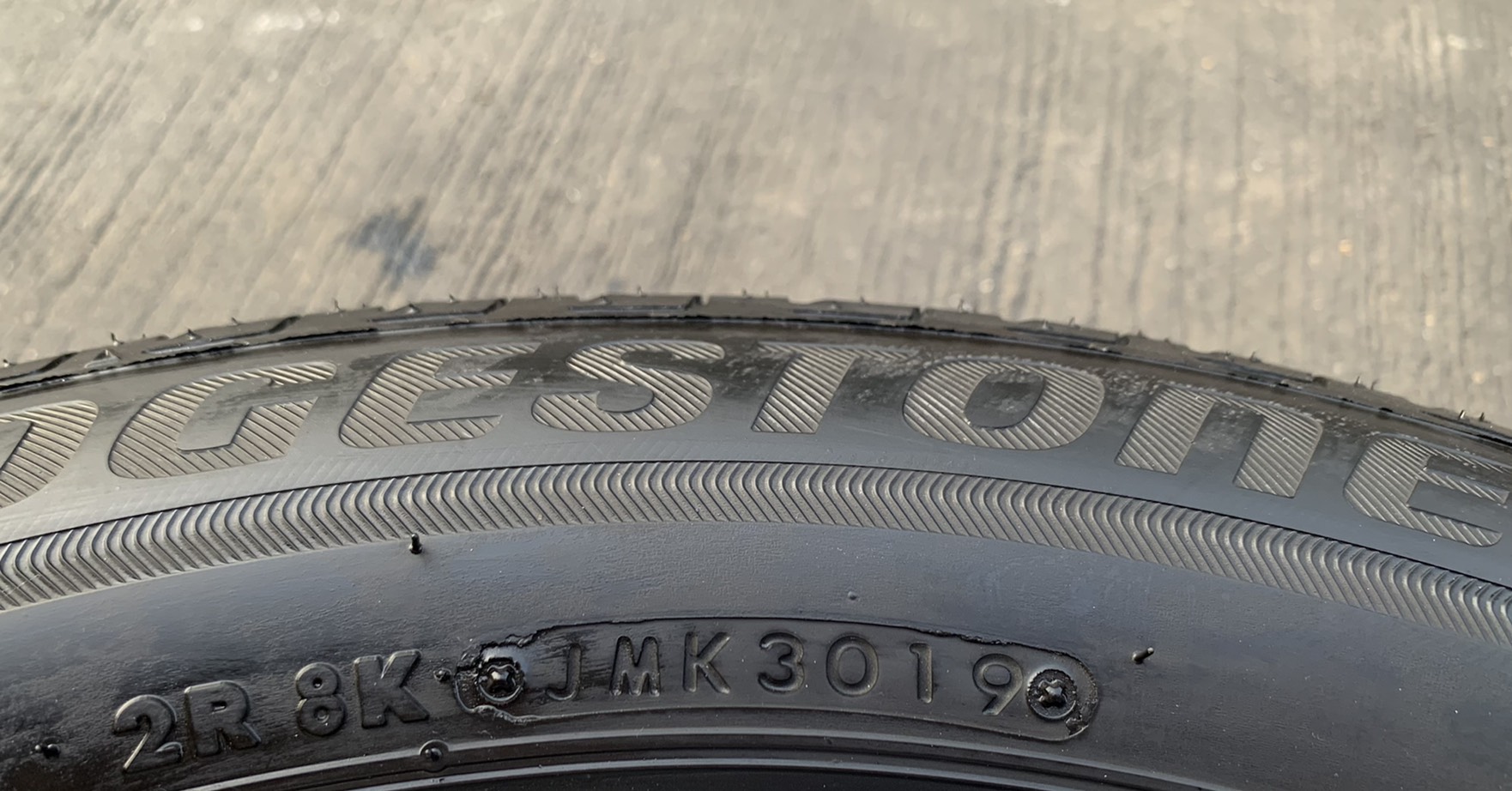 ยาง 205-55-16 Bridgestone ปี 19 ดอกยางเต็มๆ ใช้งานได้ยาวๆ