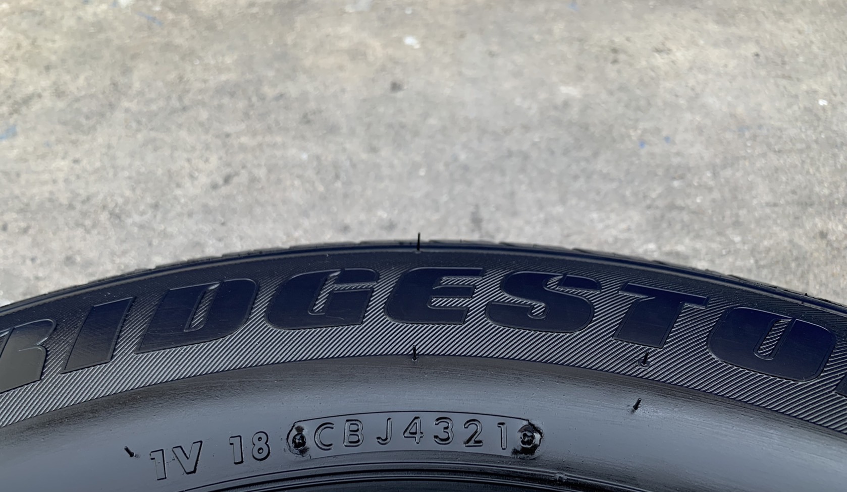 ยางป้ายแดง 215-70-15 Bridgestone ปลายปี 21 ใหม่กริ๊บๆ ใส่กับรถกระบะตัวเตี้ยได้ทุกรุ่น