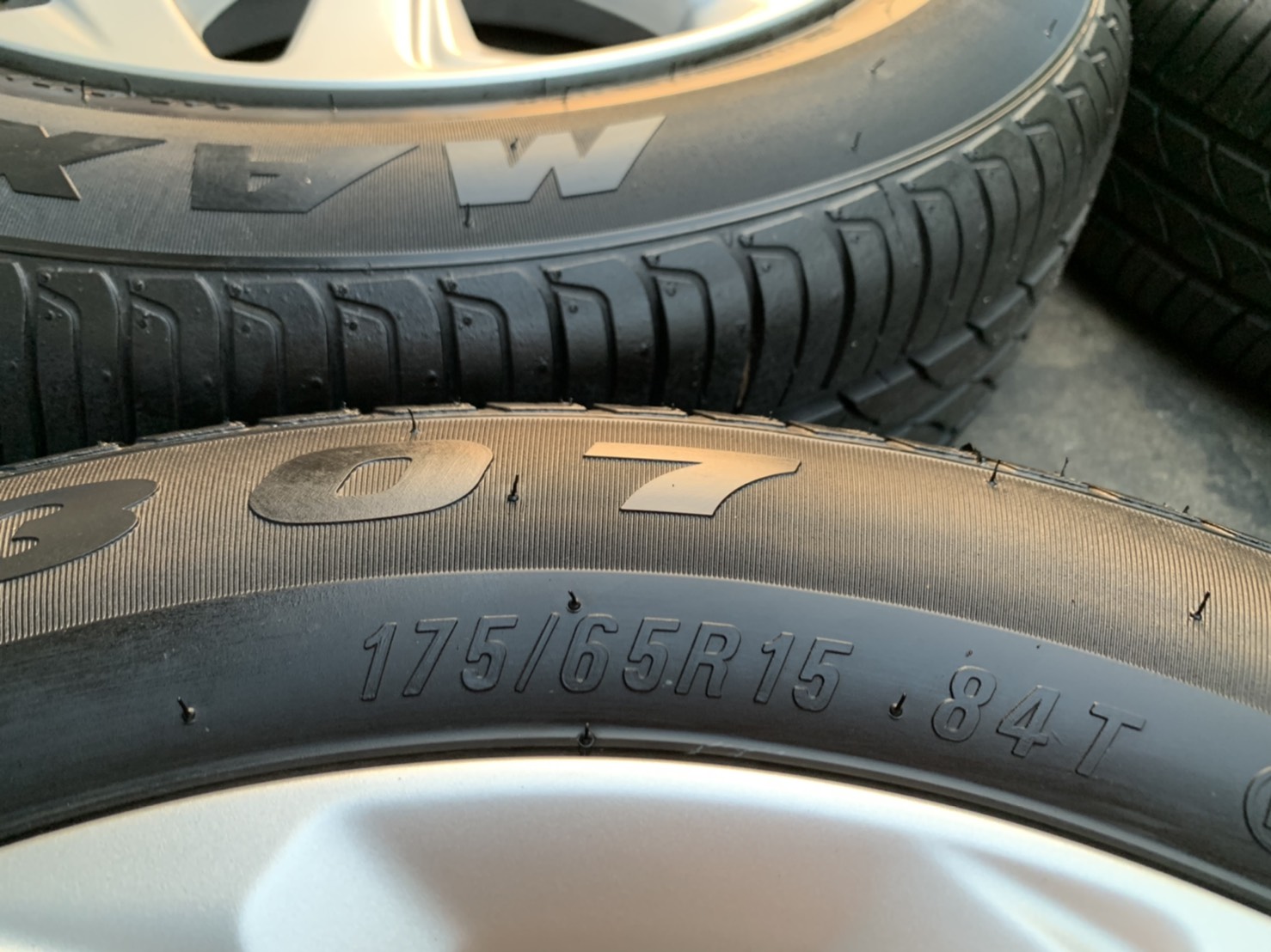 ล้อแม็ก Honda Jazz ตัวรองท็อป ขอบ 15 พร้อมยางป้ายแดง 175-65-15 Maxxis ปี 20 สวยๆ ล้อแม็ก Honda Jazz ตัวรองท็อป ขอบ 15 พร้อมยางป้ายแดง 175-65-15 Maxxis ปี 20 สวยๆ