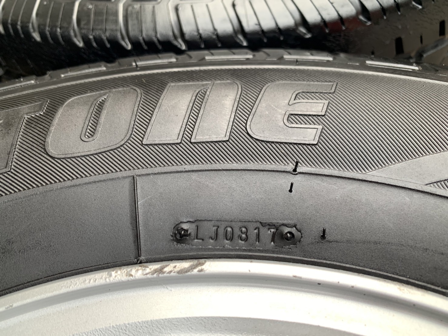 ล้อแม็ก ISUZU ขอบ 14 พร้อมยาง 195R14 Bridgestone ปี 17 ล้อแม็ก ISUZU ขอบ 14 พร้อมยาง 195R14 Bridgestone ปี 17
