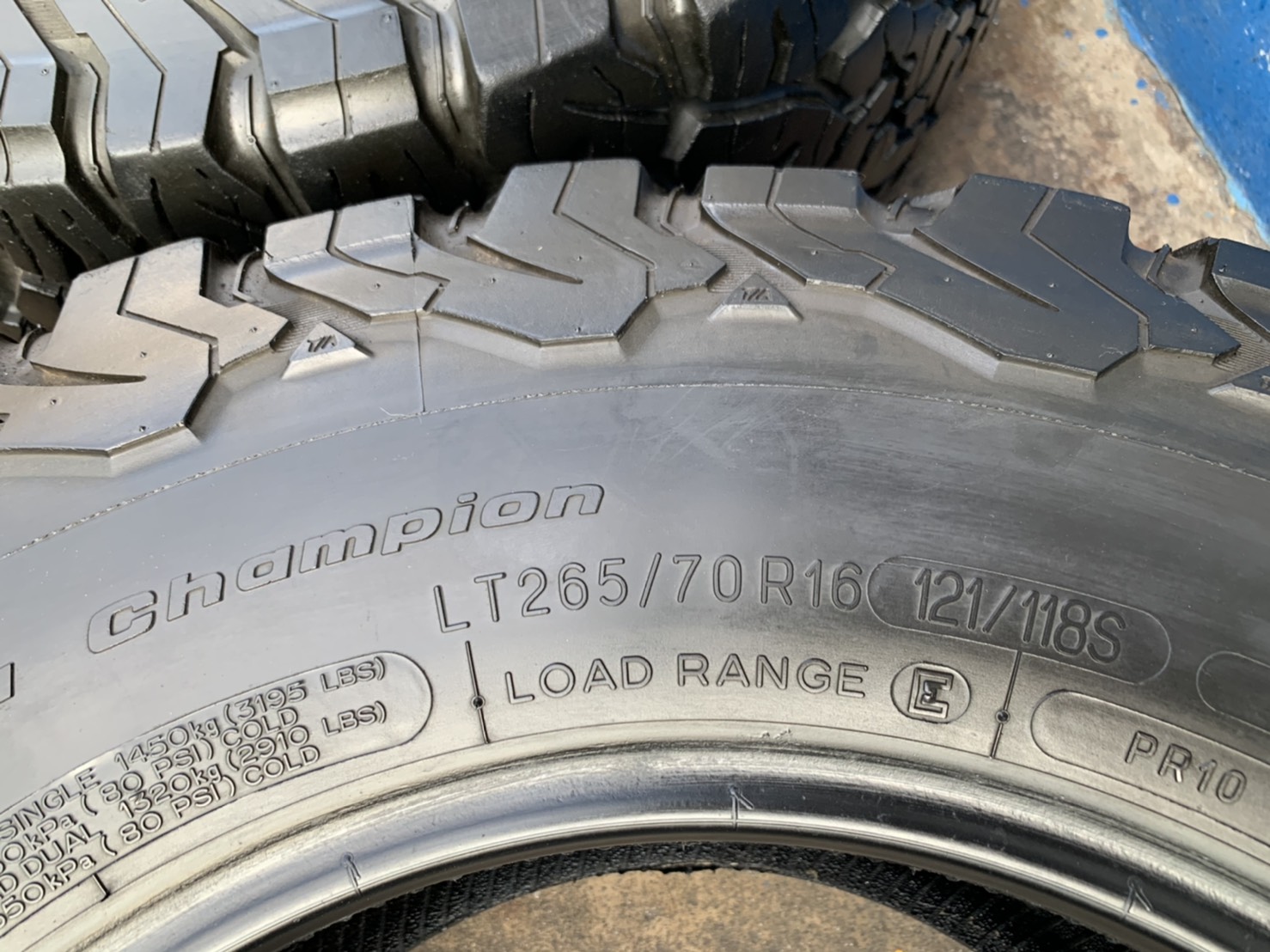 ยาง 265-70-16 BF Goodrich (Made in U.S.A) ปี 16 ดอกยางเต็มๆ หนาปึกทุกเส้น ยาง 265-70-16 BF Goodrich (Made in U.S.A) ปี 16 ดอกยางเต็มๆ หนาปึกทุกเส้น