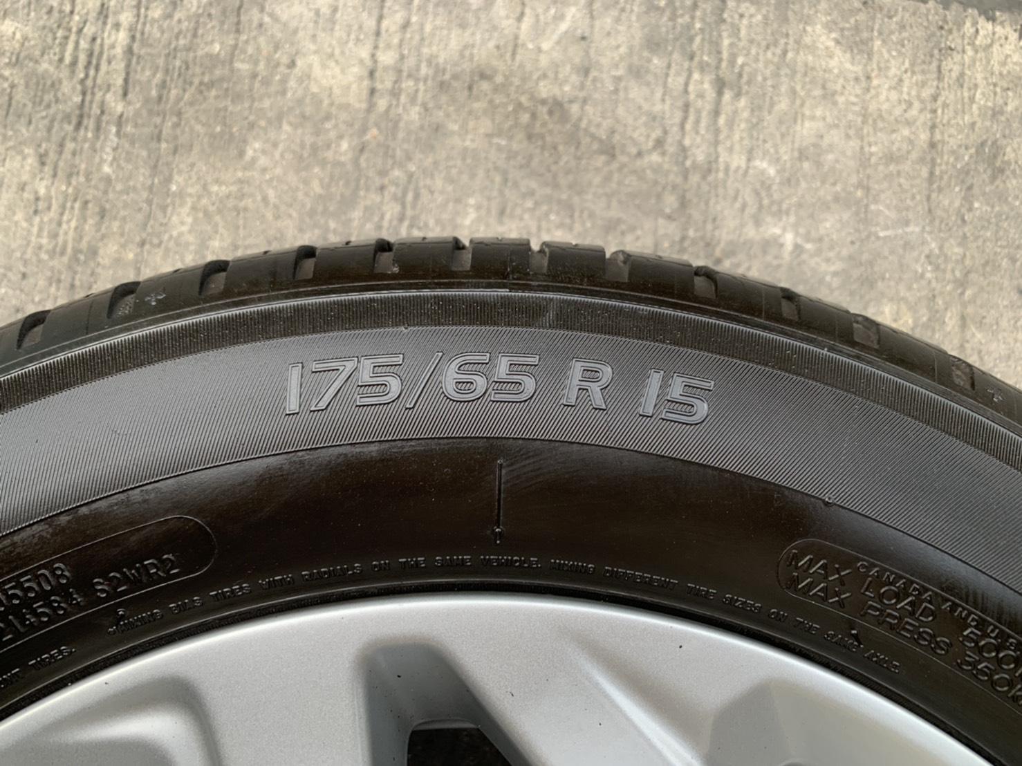 ล้อแม็ก Honda Jazz ตัวรองท็อป ขอบ 15 พร้อมยาง 175-65-15 Michelin ปลายปี 18 ล้อแม็ก Honda Jazz ตัวรองท็อป ขอบ 15 พร้อมยาง 175-65-15 Michelin ปลายปี 18