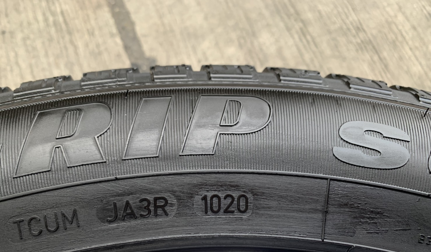 ยางป้ายแดง 265-50-20 GoodYear ปี 20 สวยกริ๊บๆ ยางป้ายแดง 265-50-20 GoodYear ปี 20 สวยกริ๊บๆ