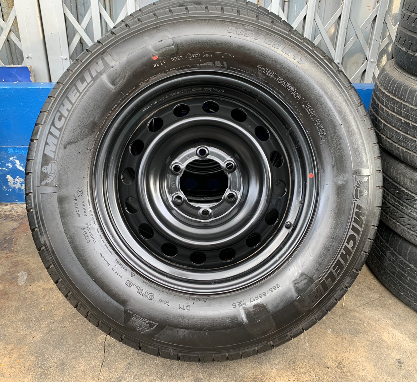 ล้ออะไหล่ 6รู139 ขอบ 17 แถมยาง 265-65-17 Michelin ปี 12