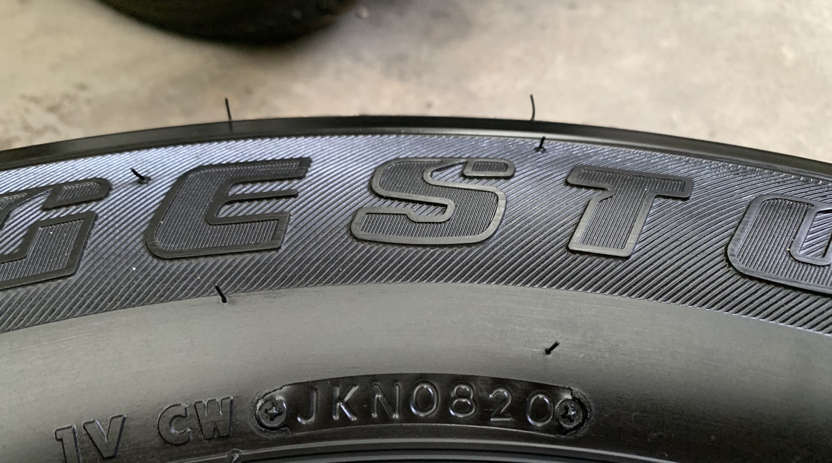 ยางป้ายแดง 255-65-17 Bridgestone ปี 20 สวยกริ๊บๆ