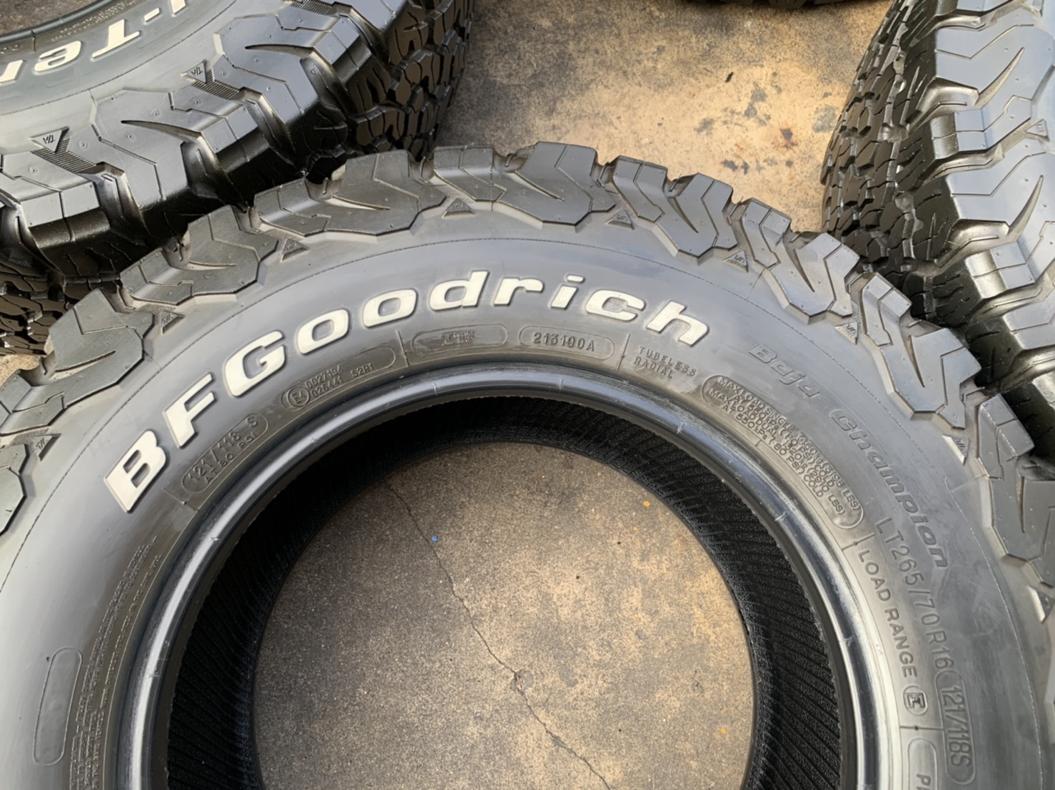 ยาง 265-70-16 BF Goodrich (Made in U.S.A) ปี 16 ดอกยางเต็มๆ หนาปึกทุกเส้น ยาง 265-70-16 BF Goodrich (Made in U.S.A) ปี 16 ดอกยางเต็มๆ หนาปึกทุกเส้น