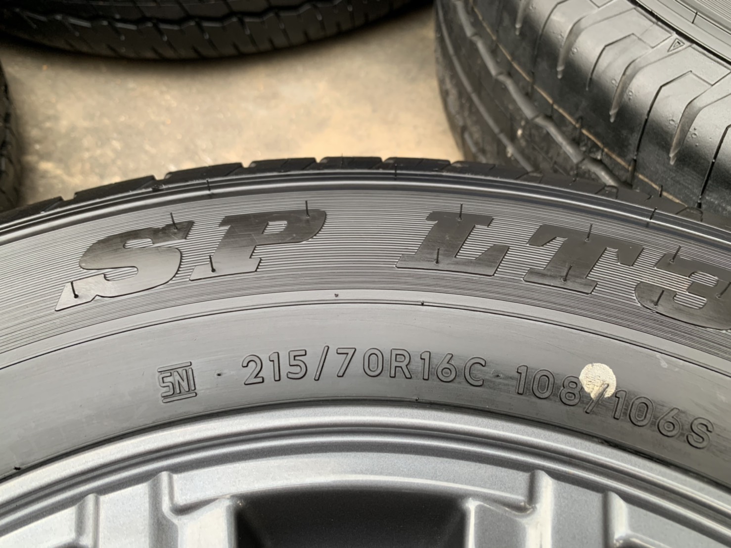 ล้อแม็กป้ายแดง ISUZU X-Series ขอบ 16 พร้อมยางใหม่ป้ายแดง 215-70-16 Dunlop ปี 20 ใหม่กริ๊บๆ ล้อแม็กป้ายแดง ISUZU X-Series ขอบ 16 พร้อมยางใหม่ป้ายแดง 215-70-16 Dunlop ปี 20 ใหม่กริ๊บๆ