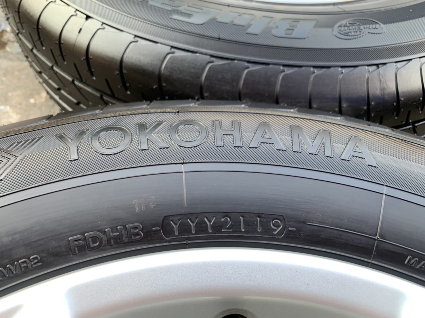 ล้อแม็กป้ายแดง 5รู114 Toyota Alphard ขอบ 16 พร้อมยางป้ายแดง 215-65-16 Yokohama ปี 19