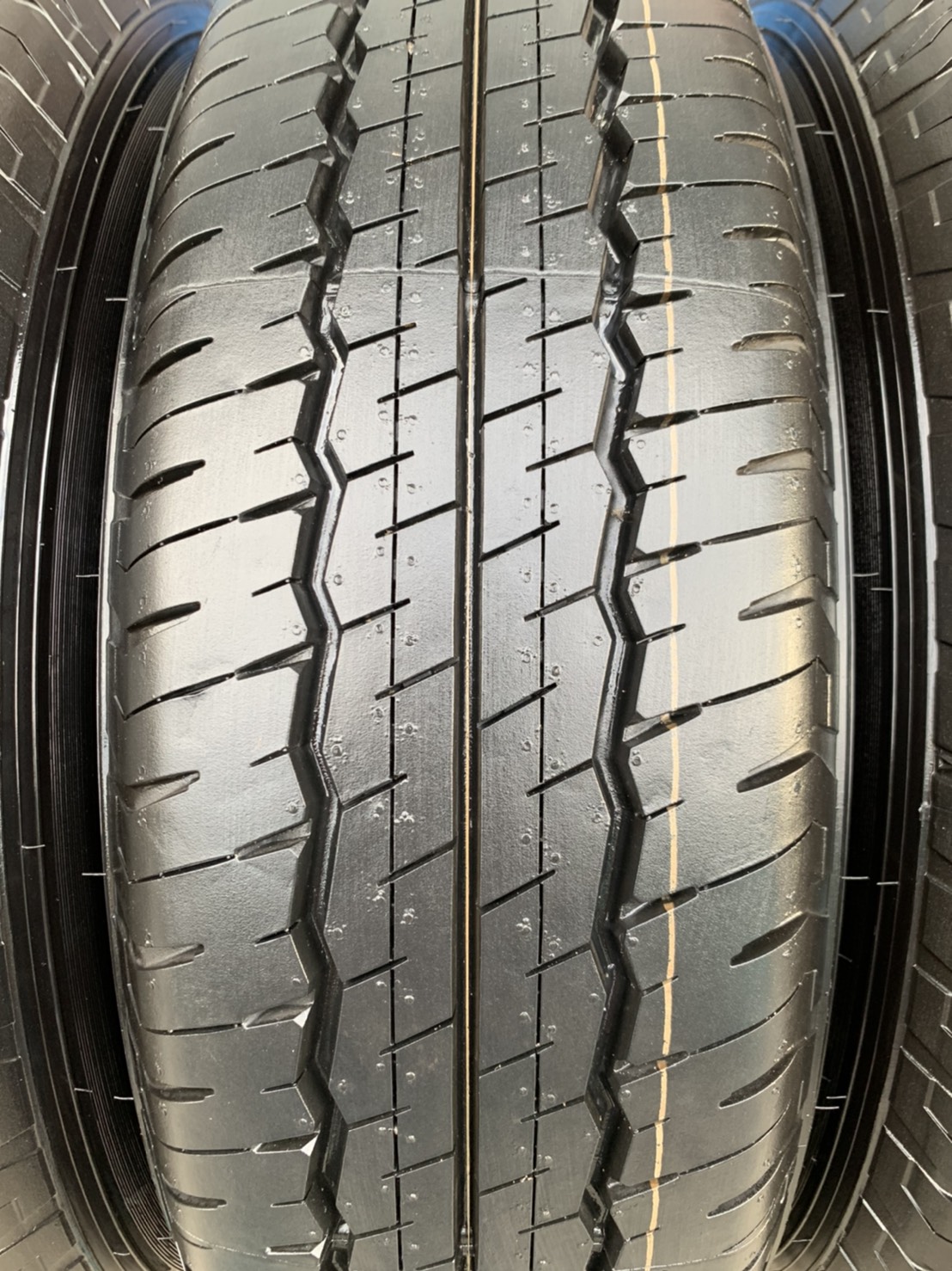 ยางใหม่ป้ายแดง 215-70-16 Dunlop ปี 20 ใหม่กริ๊บๆ