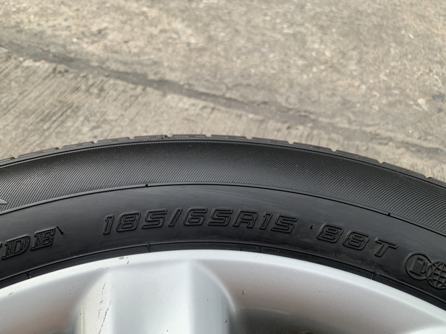 ล้อแม็ก Toyota Yaris ขอบ 15 พร้อมยาง 185-65-15 Dunlop ปลายปี 17 ล้อแม็ก Toyota Yaris ขอบ 15 พร้อมยาง 185-65-15 Dunlop ปลายปี 17