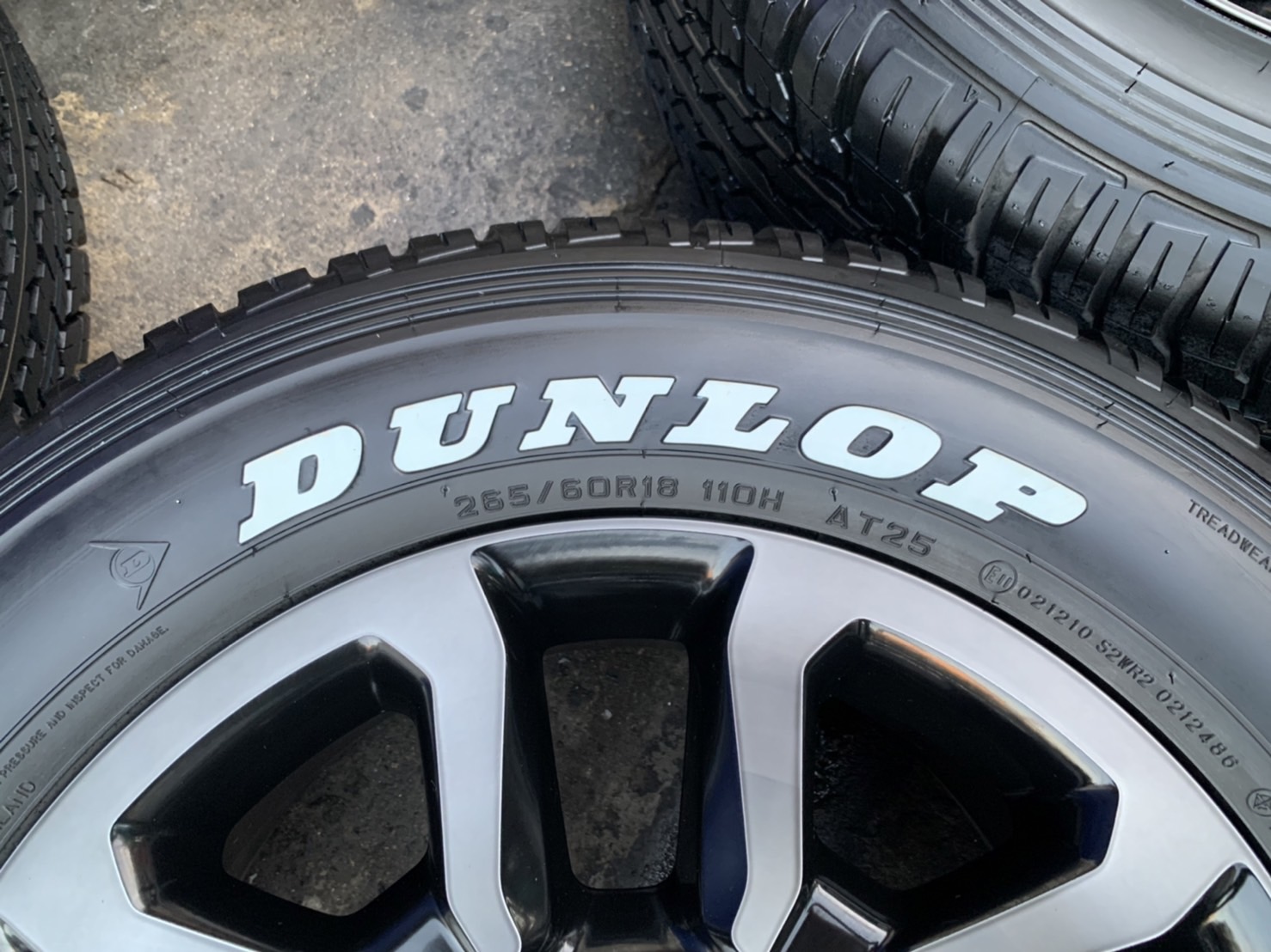 ล้อแม็กป้ายแดง Toyota Revo Rocco รุ่นใหม่ล่าสุด ขอบ 18 พร้อมยางใหม่ป้ายแดง 265-60-18 Dunlop ปลายปี 2 ล้อแม็กป้ายแดง Toyota Revo Rocco รุ่นใหม่ล่าสุด ขอบ 18 พร้อมยางใหม่ป้ายแดง 265-60-18 Dunlop ปลายปี 2