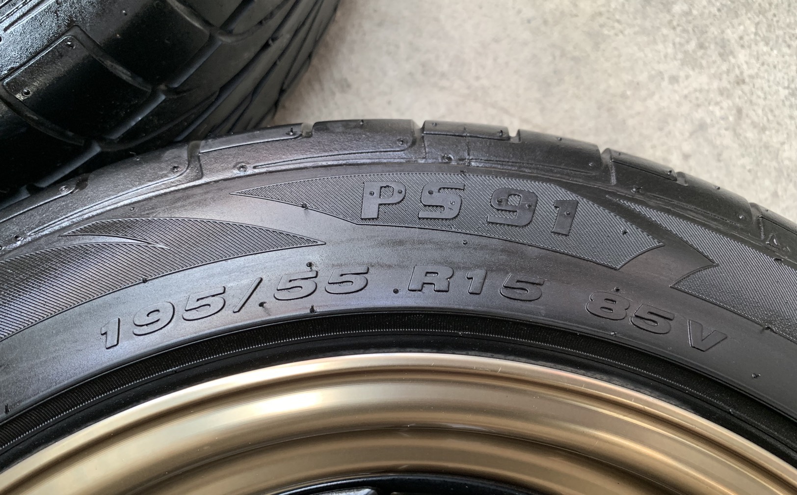 ล้อแม็ก 4รู100 S1 ขอบ 15 สีดำขอบชา พร้อมยาง 195-55-15 Pinso Tyres ปี 17 ล้อแม็ก 4รู100 S1 ขอบ 15 สีดำขอบชา พร้อมยาง 195-55-15 Pinso Tyres ปี 17