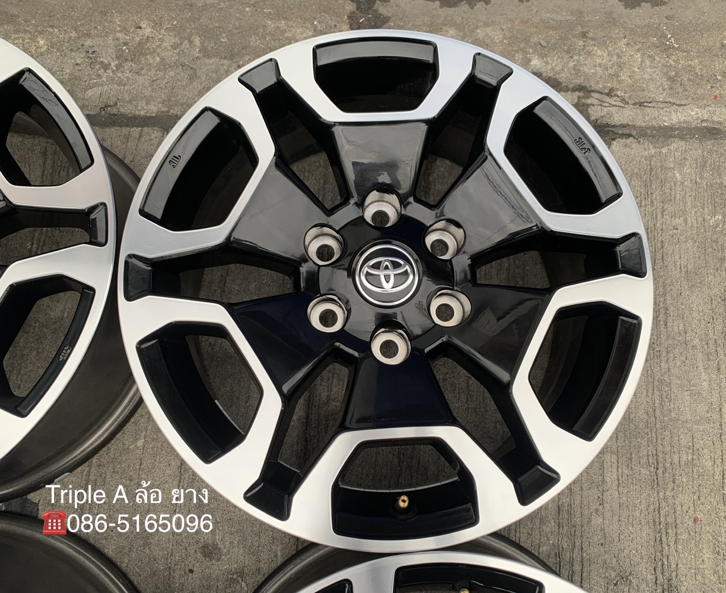 ล้อแม็กป้ายแดง Toyota Revo รุ่นใหม่ล่าสุด ขอบ 18 ดำหน้าเงา สวยกริ๊บๆ ล้อแม็กป้ายแดง Toyota Revo รุ่นใหม่ล่าสุด ขอบ 18 ดำหน้าเงา สวยกริ๊บๆ