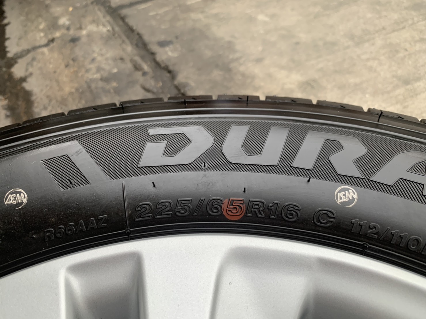 ล้อแม็กป้ายแดง Toyota Revo ขอบ 16 พร้อมยางใหม่ป้ายแดง 225-65-16 Bridgestone ปลายปี 20 สวยกริ๊บ ล้อแม็กป้ายแดง Toyota Revo ขอบ 16 พร้อมยางใหม่ป้ายแดง 225-65-16 Bridgestone ปลายปี 20 สวยกริ๊บ