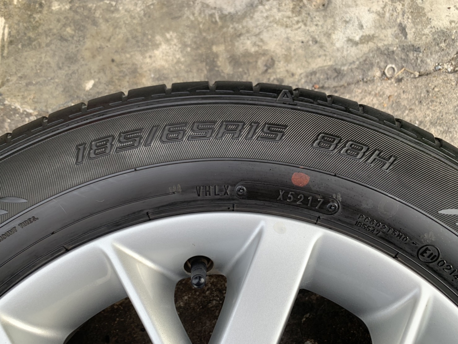 ล้อแม็ก Nissan Note ขอบ 15 พร้อมยาง 185-65-15 Dunlop ปลายปี 17 สภาพสวย ล้อแม็ก Nissan Note ขอบ 15 พร้อมยาง 185-65-15 Dunlop ปลายปี 17 สภาพสวย