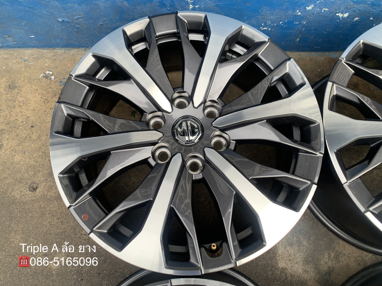 ล้อแม็กป้ายแดง 6รู130 MG Extender รุ่นใหม่ล่าสุด ขอบ 18 สีเทาหน้าเงา สวยกริ๊บ ล้อแม็กป้ายแดง 6รู130 MG Extender รุ่นใหม่ล่าสุด ขอบ 18 สีเทาหน้าเงา สวยกริ๊บ