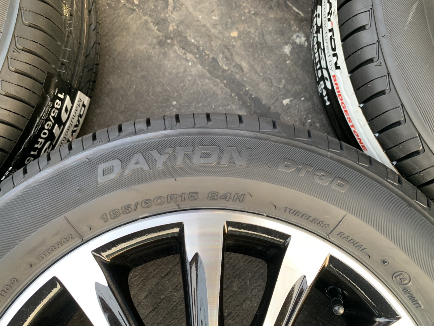 ล้อแม็ก Toyota Vios 12 ก้าน ขอบ 15 สีดำปัดหน้าเงา พร้อมยางใหม่ 185-60-15 DAYTON ปี 21 สวยกริ๊บๆ ล้อแม็ก Toyota Vios 12 ก้าน ขอบ 15 สีดำปัดหน้าเงา พร้อมยางใหม่ 185-60-15 DAYTON ปี 21 สวยกริ๊บๆ
