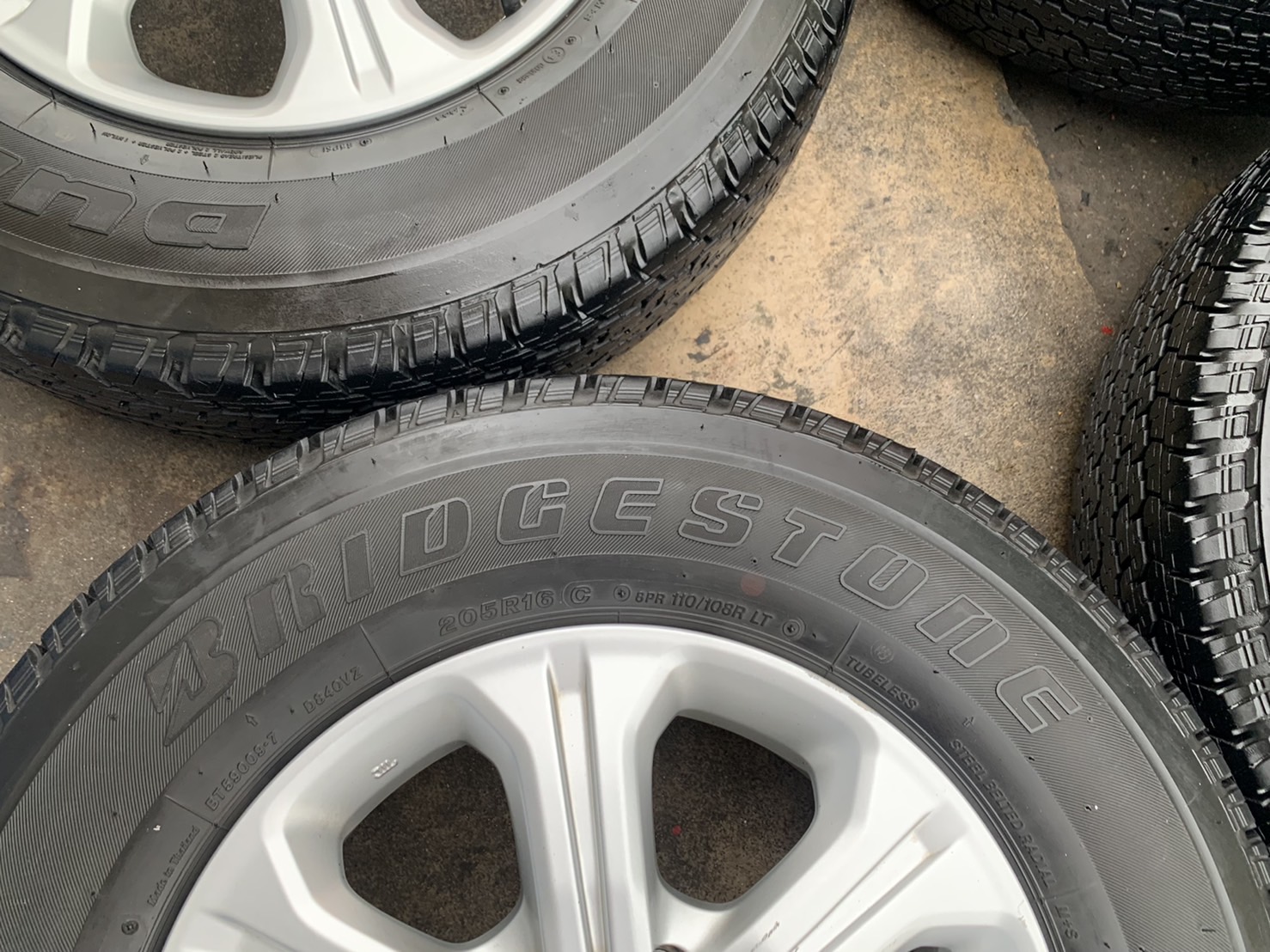 ล้อแม็ก 6รู114 Nissan Navara NP300 (ตัวเตี้ย) ขอบ 16 พร้อมยาง 205R16 Bridgestone ปี 18 ล้อแม็ก 6รู114 Nissan Navara NP300 (ตัวเตี้ย) ขอบ 16 พร้อมยาง 205R16 Bridgestone ปี 18