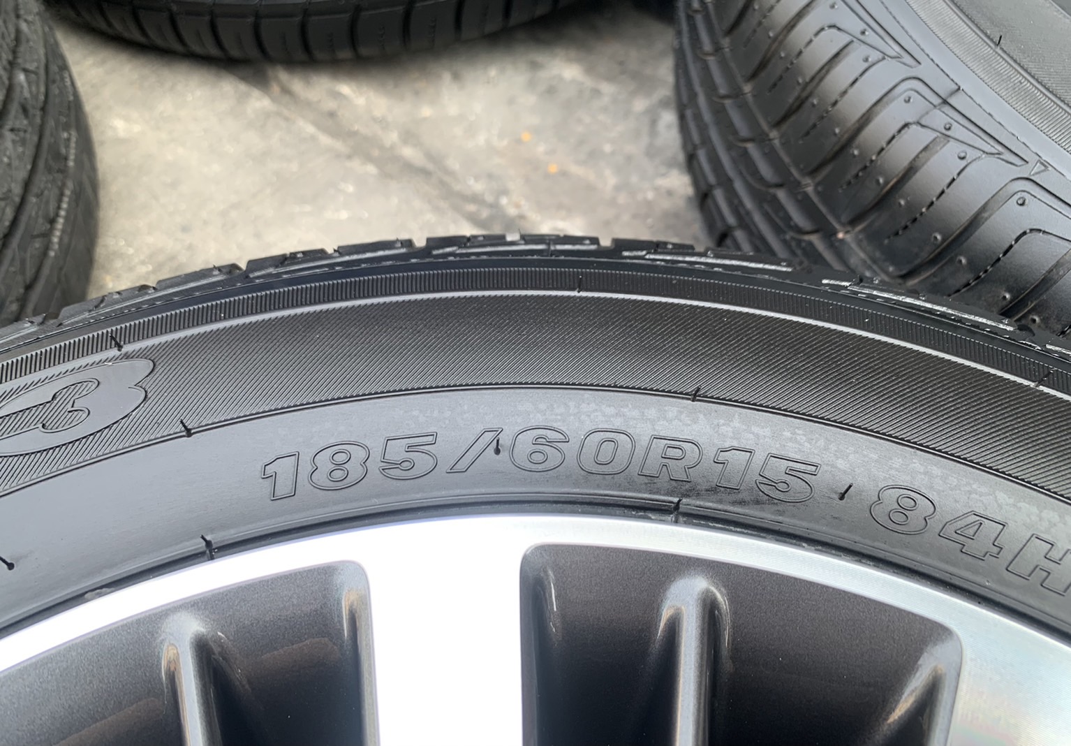 ล้อแม็กป้ายแดง Honda City รุ่นใหม่ล่าสุด ขอบ 15 สีเทาหน้าเงา พร้อมยางใหม่ป้ายแดง 185-60-15 Maxxis ปล