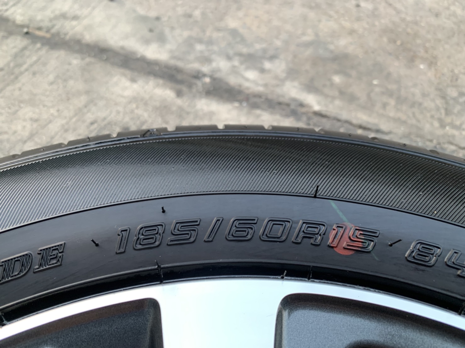 ล้อแม็กป้ายแดง Toyota Yaris Ativ ขอบ 15 สีเทาหน้าเงา พร้อมยางป้ายแดง 185-60-15 Dunlop ปลายปี 20 สวยก ล้อแม็กป้ายแดง Toyota Yaris Ativ ขอบ 15 สีเทาหน้าเงา พร้อมยางป้ายแดง 185-60-15 Dunlop ปลายปี 20 สวยก