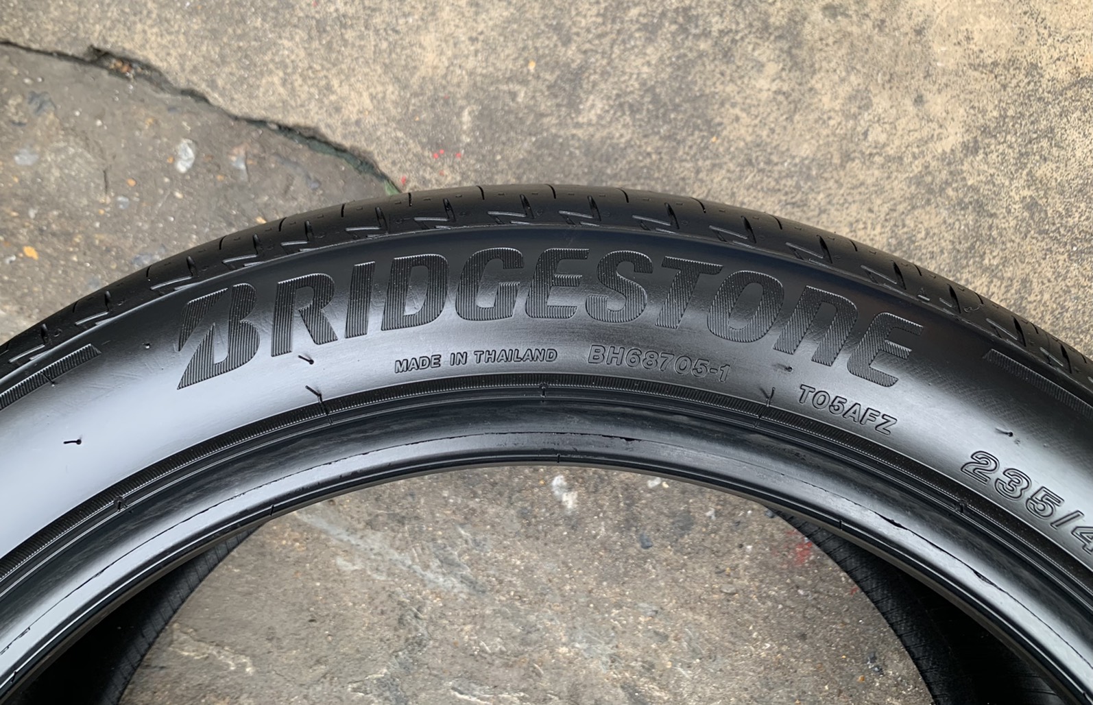 ยางป้ายแดง 235-45-18 Bridgestone สวยกริ๊บๆ ยางป้ายแดง 235-45-18 Bridgestone สวยกริ๊บๆ