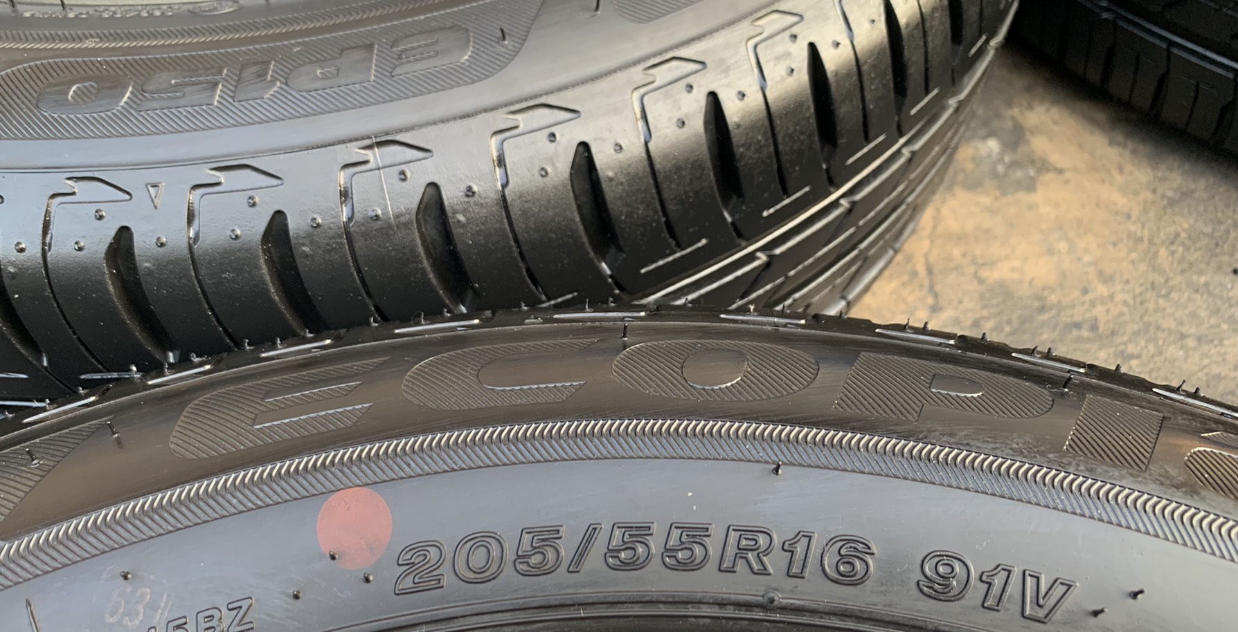 ยาง 205-55-16 Bridgestone ปี 19 ดอกยางเต็มๆ ใช้งานได้ยาวๆ