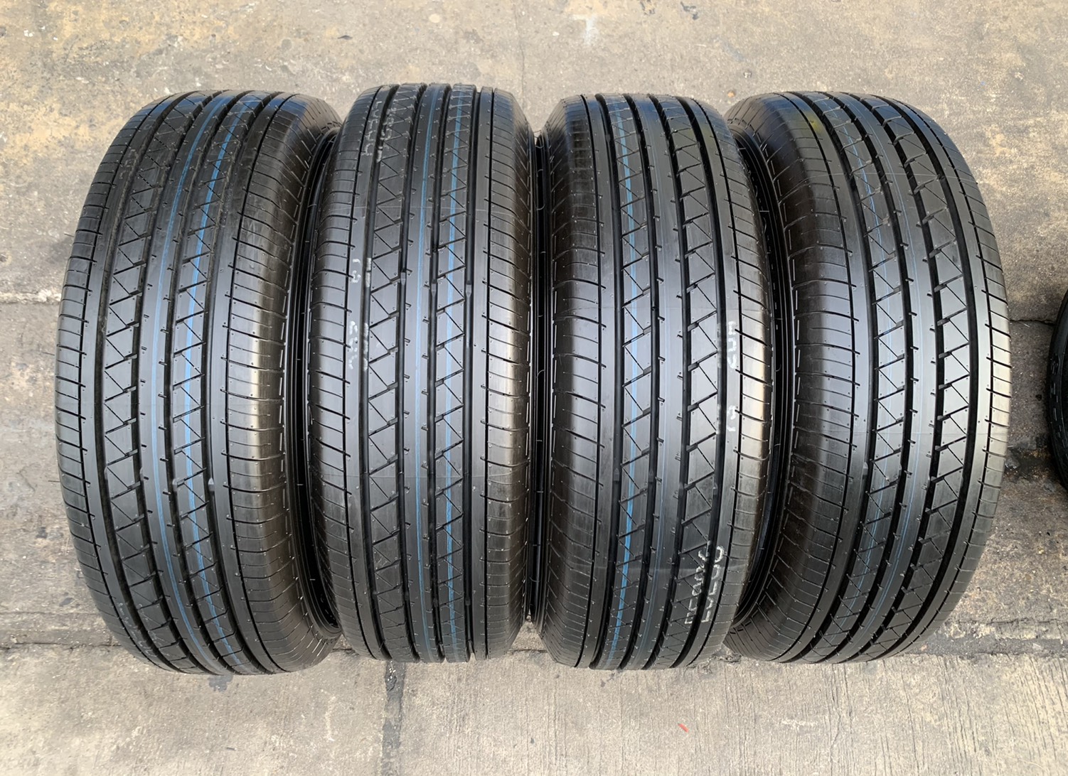 ล้อแม็ก Toyota Tiger D4D ขอบ 15 สีเทา พร้อมยางใหม่ป้ายแดง 205-70-15 Yokohama ปลายปี 20 สวยกริ๊บ ล้อแม็ก Toyota Tiger D4D ขอบ 15 สีเทา พร้อมยางใหม่ป้ายแดง 205-70-15 Yokohama ปลายปี 20 สวยกริ๊บ