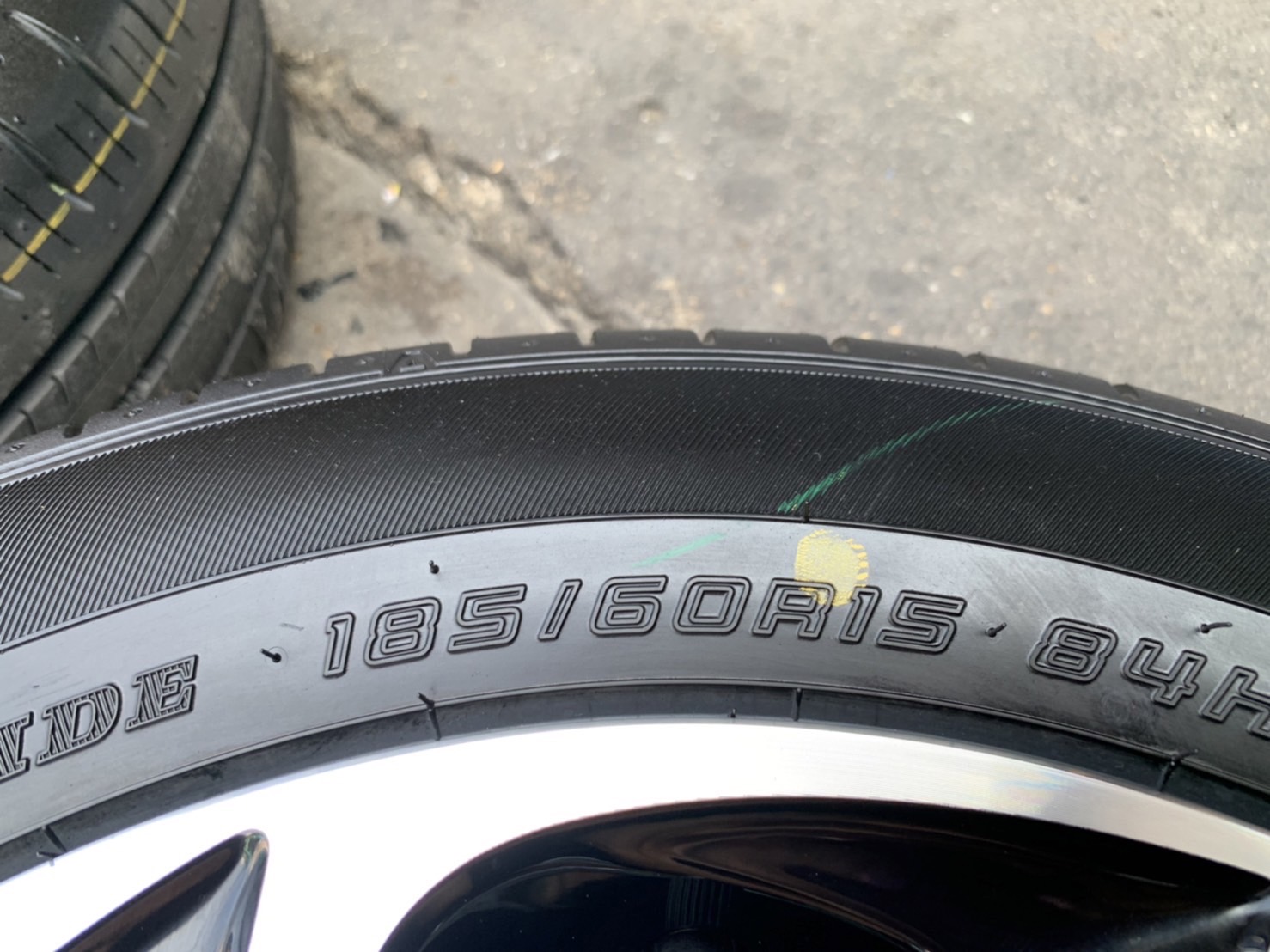 ล้อแม็กป้ายแดง Toyota Yaris Sport รุ่นใหม่ล่าสุด ขอบ 15 สีดำหน้าเงา พร้อมยางใหม่ป้ายแดง 185-60-15 Dunlop ปลายปี 21 ถอดจากโชว์รูม ล้อแม็กป้ายแดง Toyota Yaris Sport รุ่นใหม่ล่าสุด ขอบ 15 สีดำหน้าเงา พร้อมยางใหม่ป้ายแดง 185-60-15 Dunlop ปลายปี 21 ถอดจากโชว์รูม