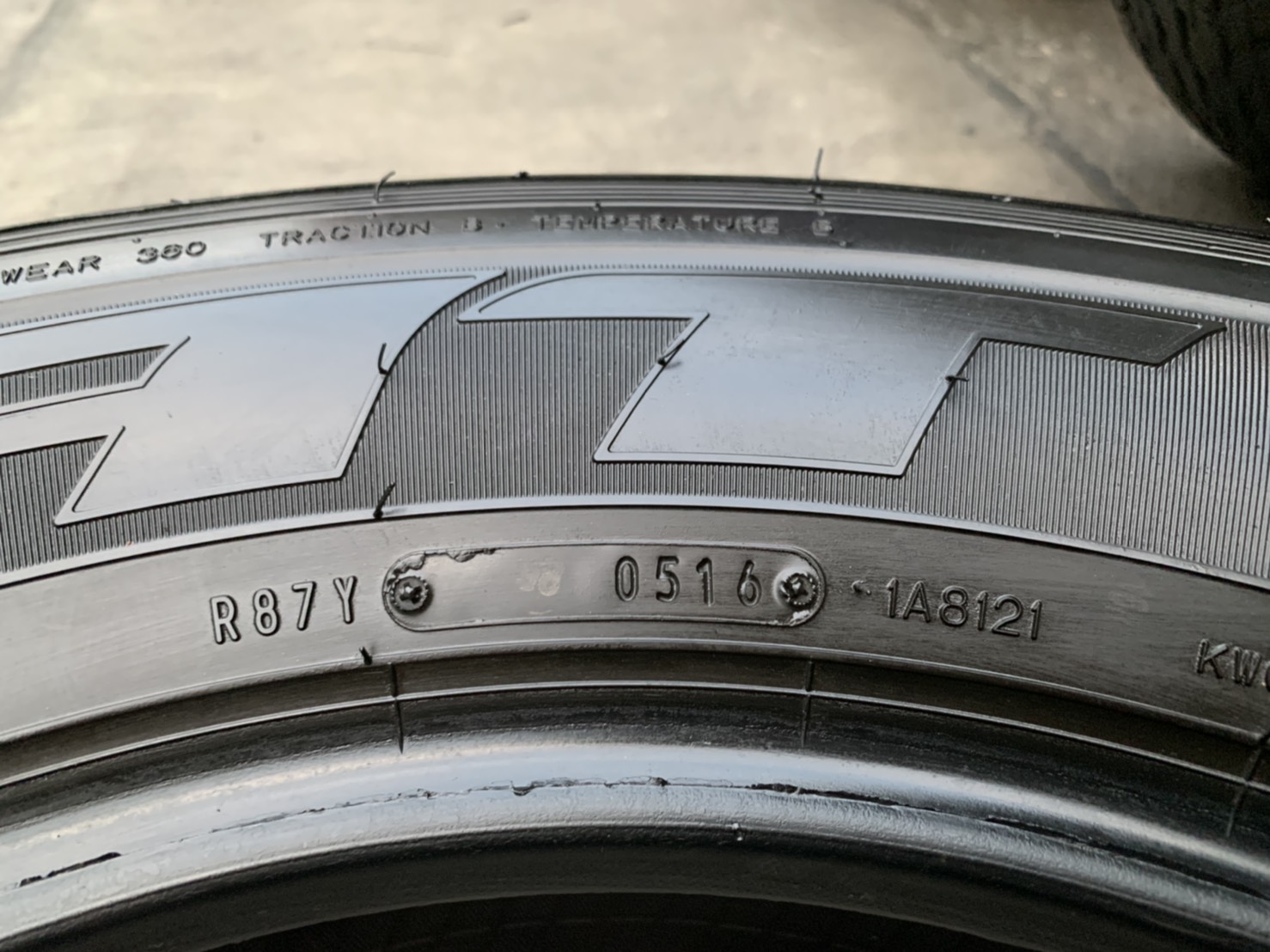 ยาง 265-65-17 Dunlop ปี 15 สภาพสวย ดอกยางเต็มๆทุกเส้น ยาง 265-65-17 Dunlop ปี 15 สภาพสวย ดอกยางเต็มๆทุกเส้น