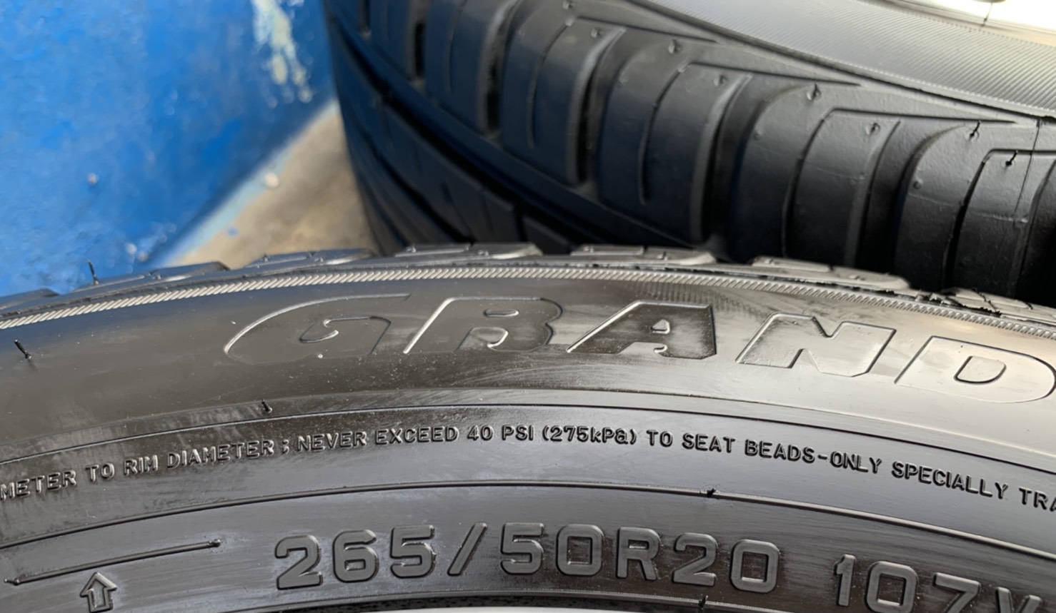 ยางป้ายแดง 265-50-20 Dunlop ปลายปี 20 เหมาะสำหรับรถกระบะตัวสูง และ SUV ทุกรุ่น