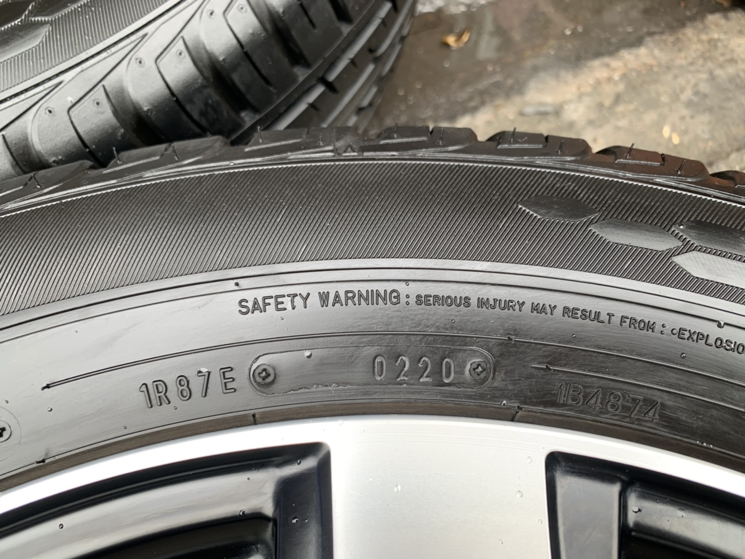 ล้อแม็ก Toyota Fortuner TRD แท้ ขอบ 20 ดำหน้าเงา พร้อมยางน้องๆป้ายแดง 265-50-20 Dunlop ปี 20 สวยๆ ล้อแม็ก Toyota Fortuner TRD แท้ ขอบ 20 ดำหน้าเงา พร้อมยางน้องๆป้ายแดง 265-50-20 Dunlop ปี 20 สวยๆ