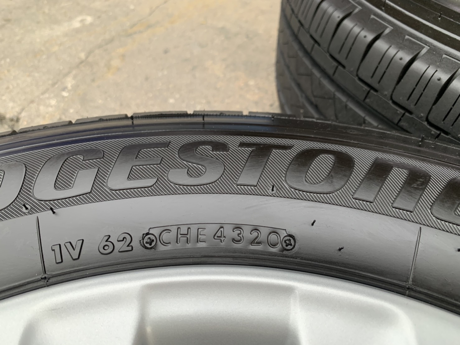ล้อแม็กป้ายแดง Toyota Revo ขอบ 16 พร้อมยางใหม่ป้ายแดง 225-65-16 Bridgestone ปลายปี 20 สวยกริ๊บ ล้อแม็กป้ายแดง Toyota Revo ขอบ 16 พร้อมยางใหม่ป้ายแดง 225-65-16 Bridgestone ปลายปี 20 สวยกริ๊บ