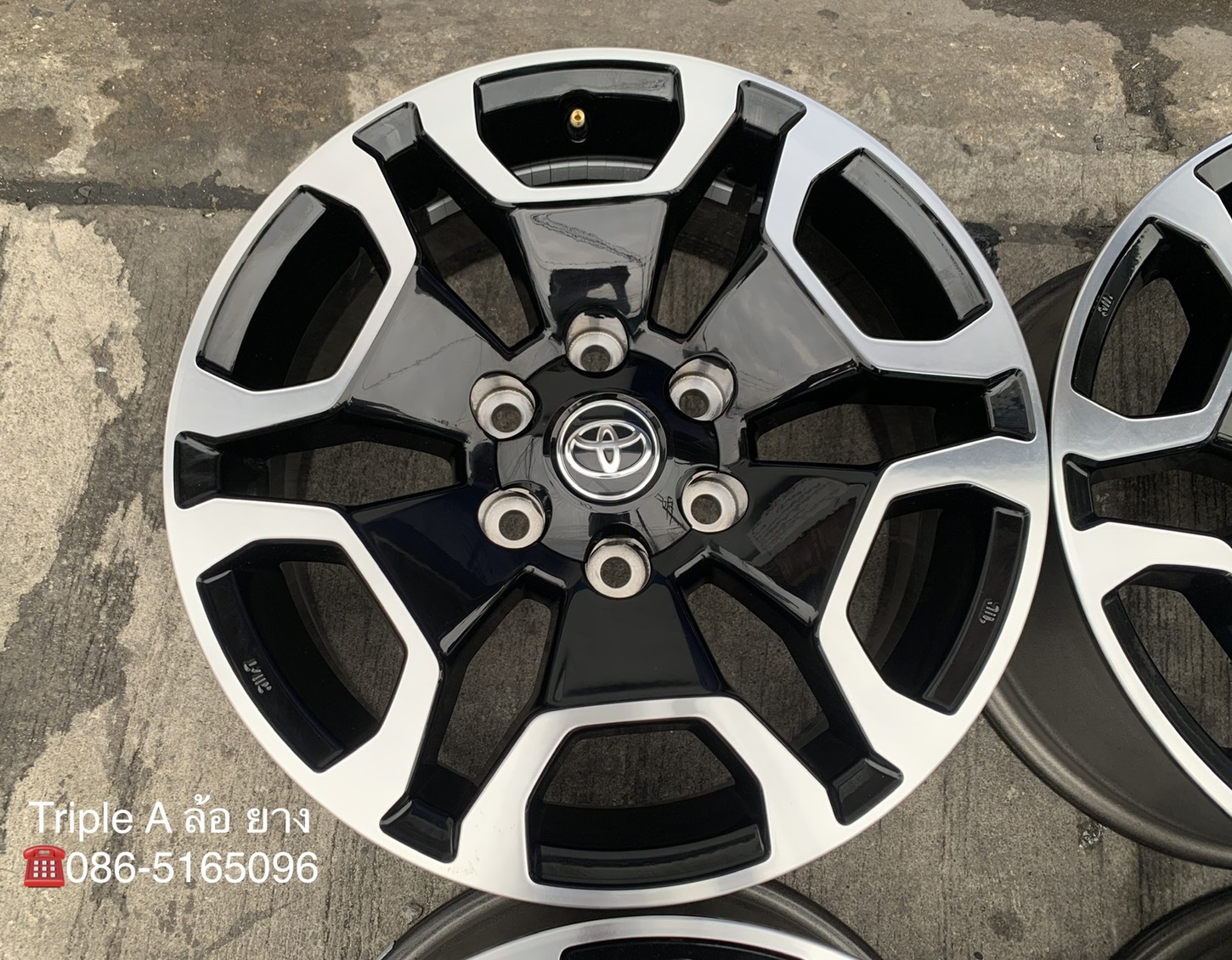 ล้อแม็กป้ายแดง Toyota Revo รุ่นใหม่ล่าสุด ขอบ 18 ดำหน้าเงา สวยกริ๊บๆ ล้อแม็กป้ายแดง Toyota Revo รุ่นใหม่ล่าสุด ขอบ 18 ดำหน้าเงา สวยกริ๊บๆ