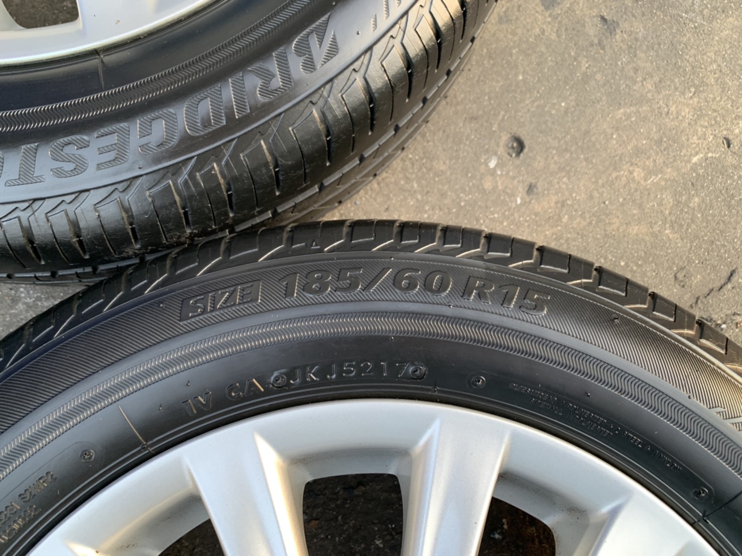 ล้อแม็ก Toyota Vios รุ่น 12 ก้าน ขอบ 15 พร้อมยาง 185-60-15 Bridgestone ปลายปี 17 ล้อแม็ก Toyota Vios รุ่น 12 ก้าน ขอบ 15 พร้อมยาง 185-60-15 Bridgestone ปลายปี 17