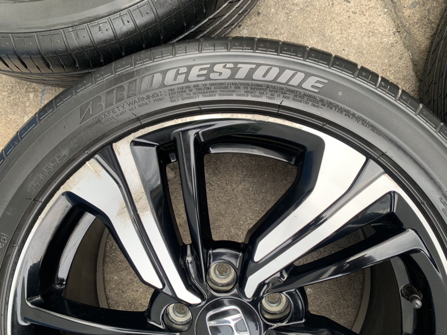 ล้อแม็ก Honda Civic Turbo RS ขอบ 17 ดำหน้าเงา พร้อมยาง 215-50-17 Bridgestone ปี 18 ล้อแม็ก Honda Civic Turbo RS ขอบ 17 ดำหน้าเงา พร้อมยาง 215-50-17 Bridgestone ปี 18