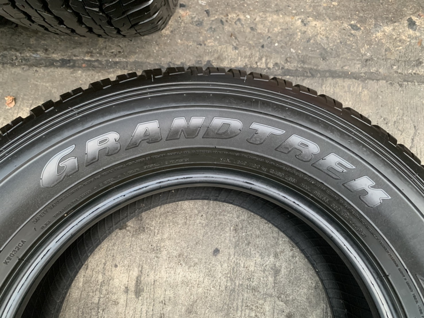 ยาง 265-65-17 Dunlop ปี 15 สภาพสวย ดอกยางเต็มๆทุกเส้น ยาง 265-65-17 Dunlop ปี 15 สภาพสวย ดอกยางเต็มๆทุกเส้น