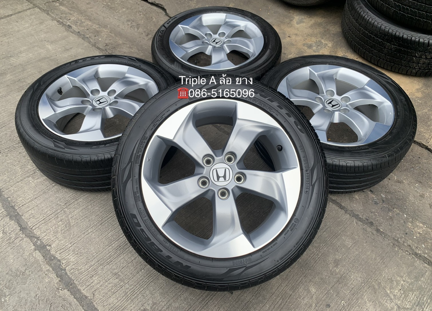 ล้อแม็ก Honda HRV ขอบ 17 สีบอร์นเงิน แถมยาง 215-55-17 ปี 15