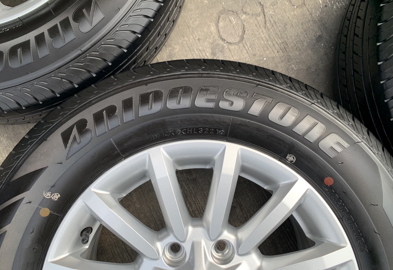 ล้อแม็กป้ายแดง ISUZU D-Max รุ่นใหม่ล่าสุด ขอบ 16 พร้อมยางป้ายแดง 215-70-16 Bridgestone ปี 21 ล้อแม็กป้ายแดง ISUZU D-Max รุ่นใหม่ล่าสุด ขอบ 16 พร้อมยางป้ายแดง 215-70-16 Bridgestone ปี 21