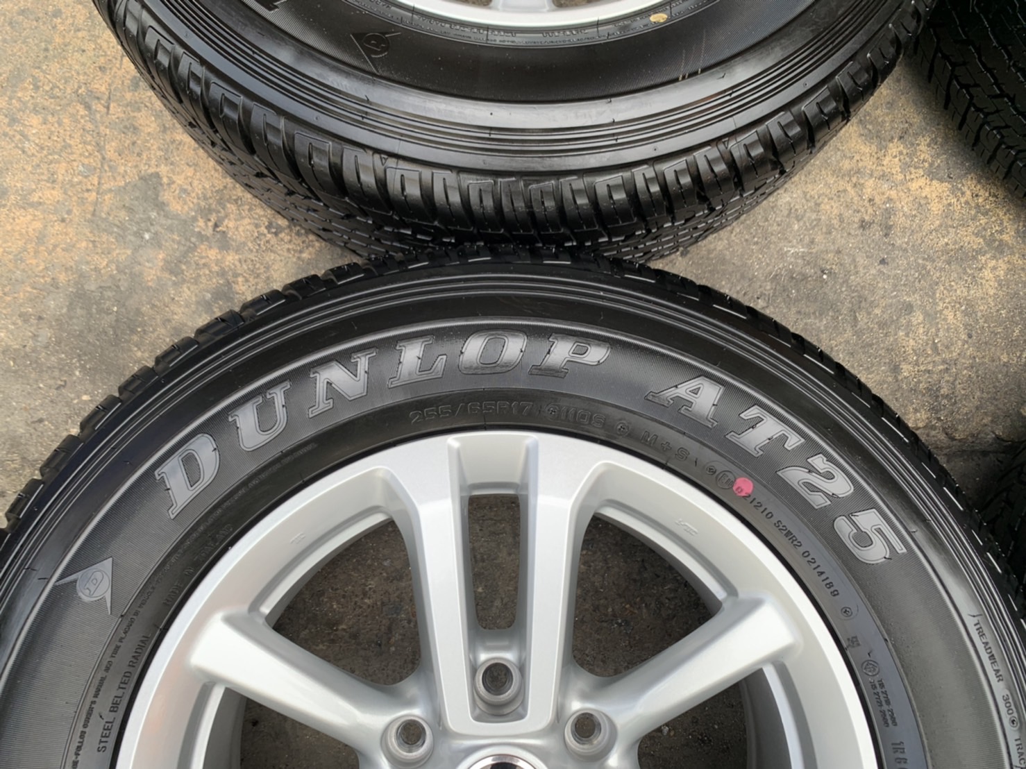 ล้อแม็กป้ายแดง ISUZU MU-X รุ่นใหม่ล่าสุด ขอบ 17 พร้อมยางป้ายแดง 255-65-17 Dunlop ปี 21 สวยกริ๊บ ล้อแม็กป้ายแดง ISUZU MU-X รุ่นใหม่ล่าสุด ขอบ 17 พร้อมยางป้ายแดง 255-65-17 Dunlop ปี 21 สวยกริ๊บ